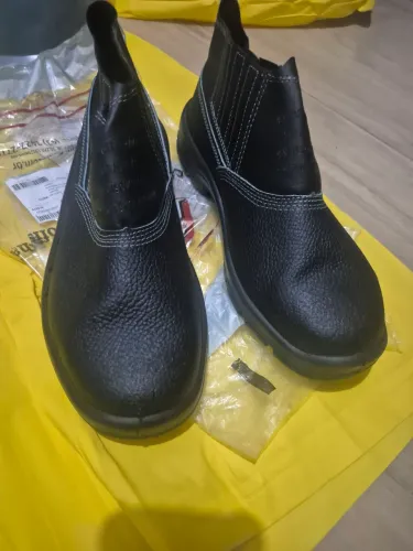 Bota bico aço n°44, capacete são, capa de juva, óculos de segurança, novos sen uso