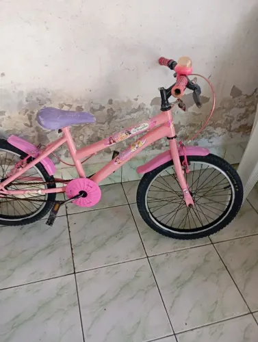 Uma bicicleta feminina pra vender no precinho
