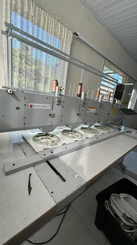 Máquina de bordados computadorizado industrial