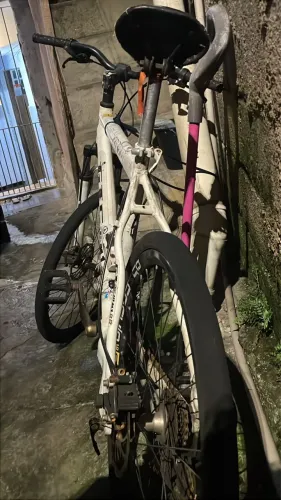 Bike urbana GT, aro 700. tem um pneu furado ? preço já abaixo do mercado