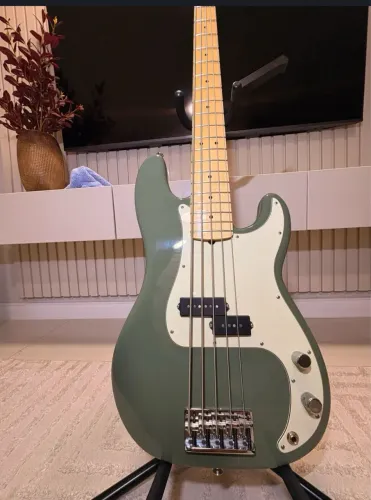 Baixo Fender American Pro Precision 5 Cordas