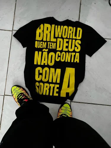 Camisa Brl World ?Quem tem Deus Não Conta com a Sorte?