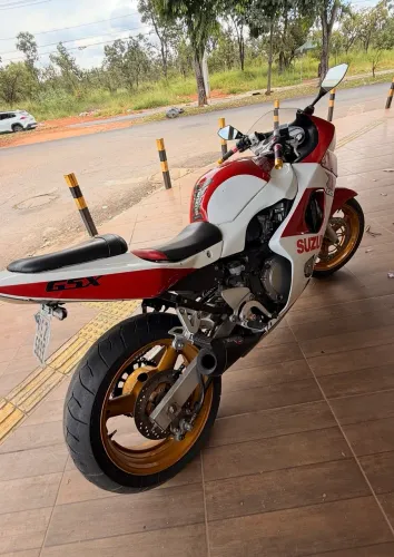 Vendo moto SUZUKI relíquia muito conservada