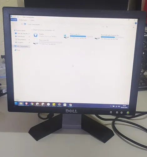 Monitor Dell Cabo VGA e de energia incluso