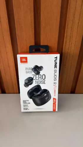 fones de ouvido sem fio JBL Tune Buds 2 na cor preta.