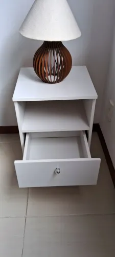 Vendo criado mudo com gaveta e abajur.