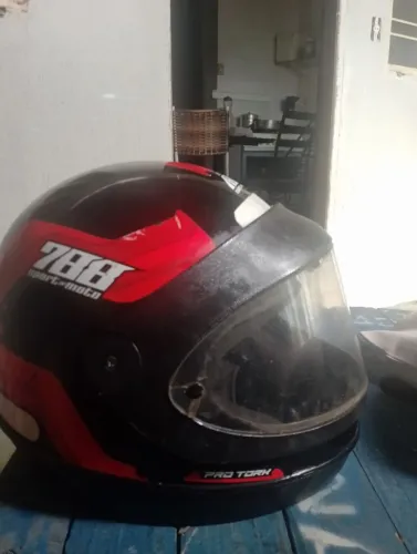 Vendo capacete usado