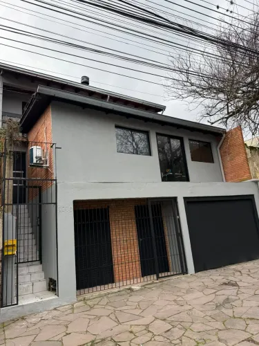 Casa com 03 quartos e 02 vagas de garagem
