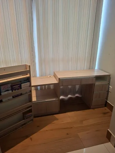 Escrivaninha e estante porta livros infantil