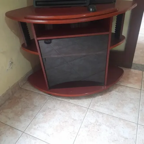 Rack com porta de vidro em Mogno 