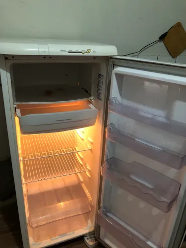 Vende-se Geladeira Eletrolux