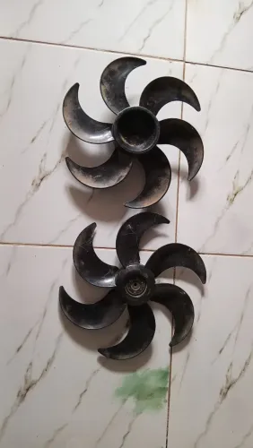 Duas palhetas de ventilador