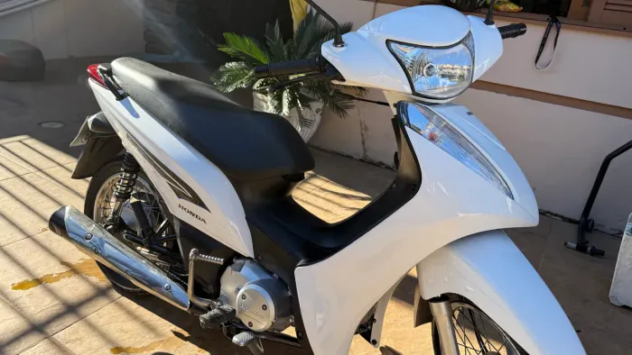 Honda biz ano 2015 ES moto bem conservada baixa km ?