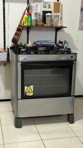FOGÃO Esmaltec 5 bocas TAMPO DE VIDRO, ACENDIMENTO ELÉTRICO ? facil de limpar. Pouco uso