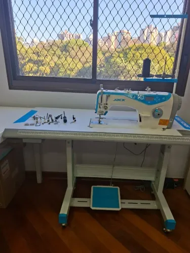 Máquina de Costura Industrial Jack A4