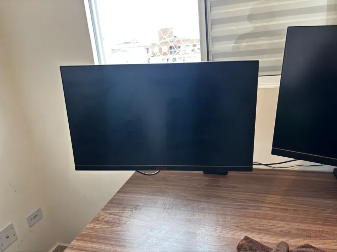 Monitor Pichau com suporte articulado