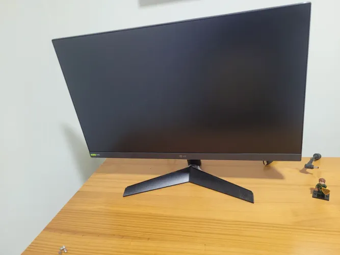 Monitor LG Ultragear 24 polegadas 180hz com AMD FreeSync e G-SYNC 3 meses de uso apenas. 