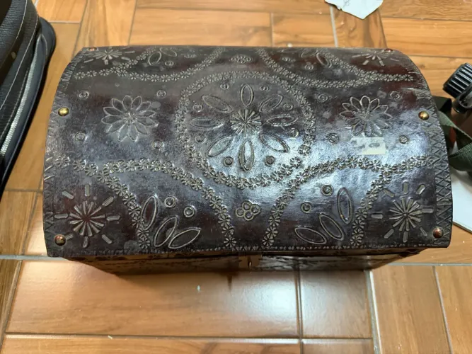 Baú pequeno forrado em couro adornado 