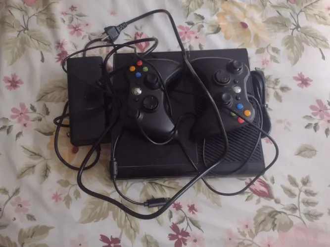 Xbox 360 Slim destravado com 2 controles 