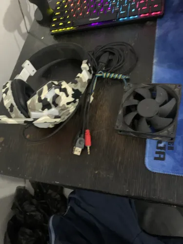 Vendo headset com mal contato+fan preta basica