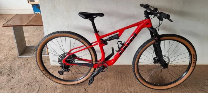 BICICLETA 29 CALOI ELITE QUADRO FULL CARBON BOOST