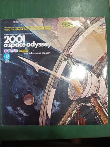 Vinil e livro. 2001 A Space Odyssey - Uma odisseia no espaço e livro Contatos imediatos de