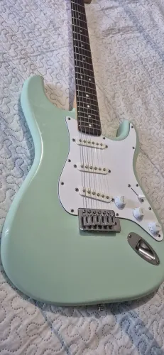 Guitarra fender squier affinity surf green