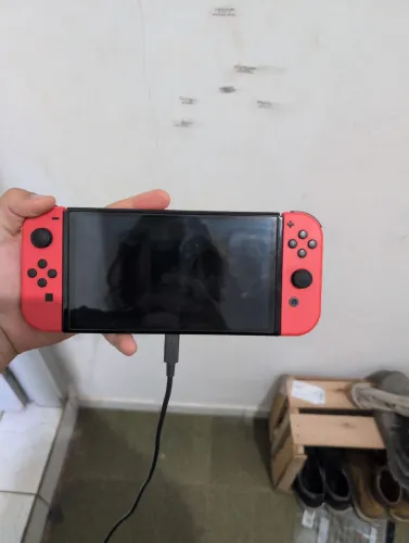 Vendo Nintendo Switch OLED 64 GB de armazenamento interno e cartão SD de 128 GB