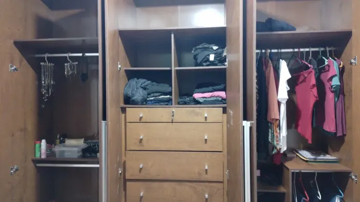 Guarda roupa 6 portas madeira em excelente estado