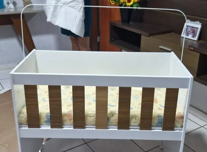 Mini Berço Multi Funcional 3 em 1 (Vira Mesinha / Escrivaninha) + Enxoval Completo!