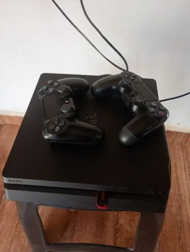 Vendo Ps4 slim 2 manetes e jogos