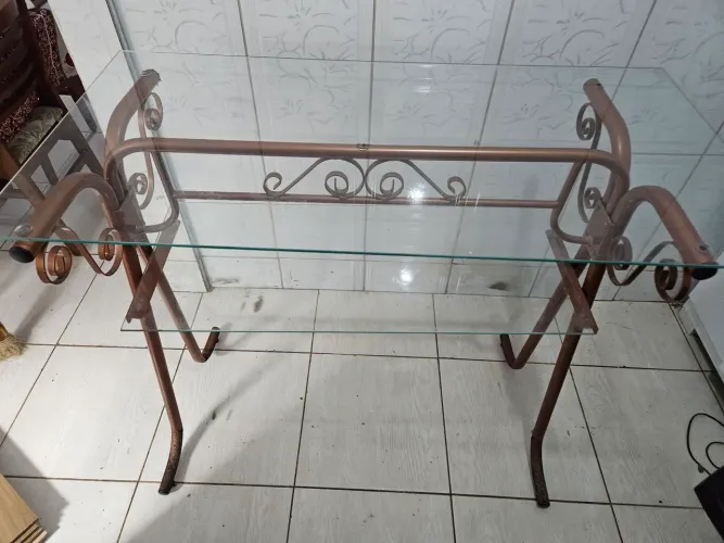 Linda mesa de Vidro ótima para lojas e Decoração  1,20 X 60x 1,00