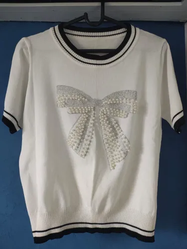 Blusa branca com pérolas