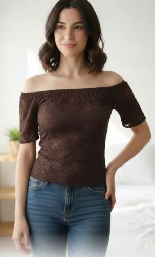 Blusa renda Tam M( ATE 44)  FORRADA 40,00<br>MARROM <br>ALTURA 58cm<br>Largura busto até 60cm