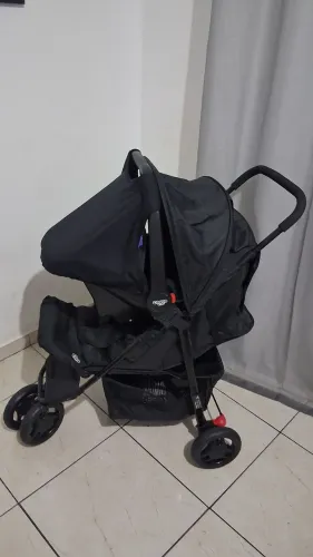 Carrinho de bebê com bebê conforto