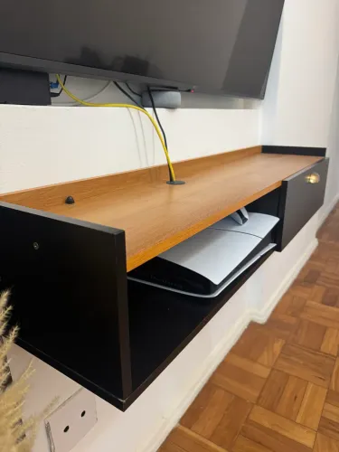 Rack Suspenso Preto com Madeira - Moderno e Excelente Estado