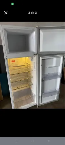 Vendo geladeira Eletrolux320 litros de gelo seco gelando perfeitamente quero uma cinza