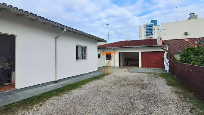 Casa com 1 dormitório à venda, 130 m² por R$ 650.000 - Centro - Biguaçu/SC
