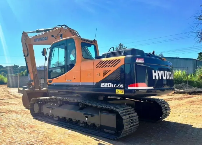 Escavadeira Hidráulica R2200LC -9S - Com Ótimas Condições