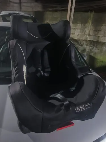 Vendo cadeirinha de carro em bom estado pronta pra uso para criança até 4 anos
