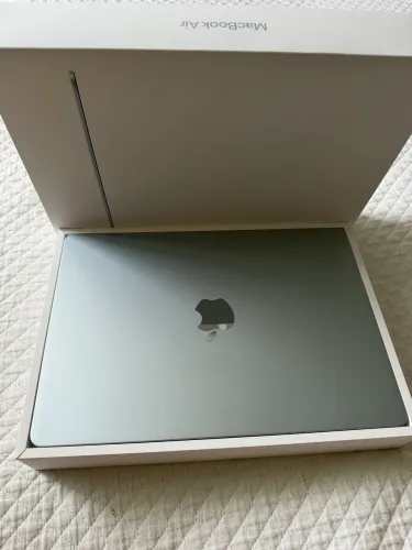 MacBook Air M4 Blue Sky 256GB - SEM DETALHES
