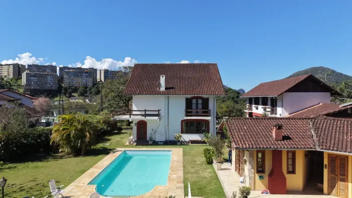 Casa de Alto Padrão em Condomínio Fechado com Terreno de 5.000 m² Petrópolis/RJ | Mais de