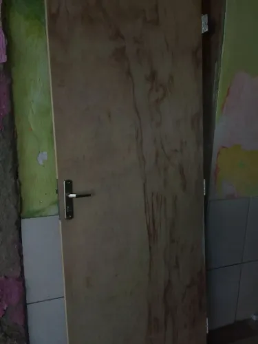 Porta de 80 com fechadura e dobradiça 