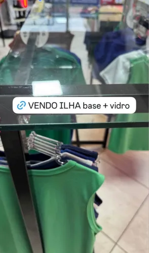 Ilha com tampa de vidro e suporte para roupa