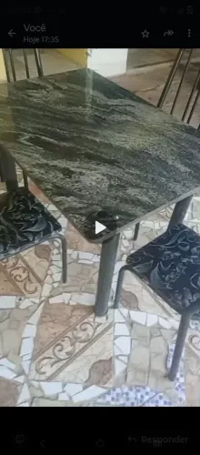 Vendo messa de granito preto com 4 cadeiras.