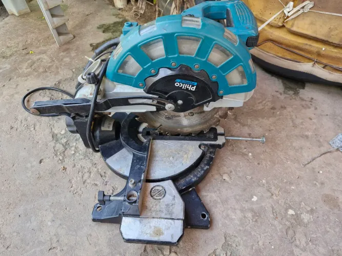 Esquadrejadeira philco 220v