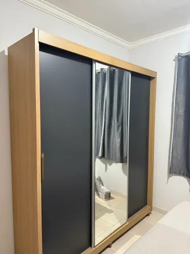 Guarda-roupa à venda.