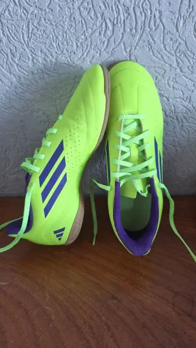Chuteira futsal. Contato. *