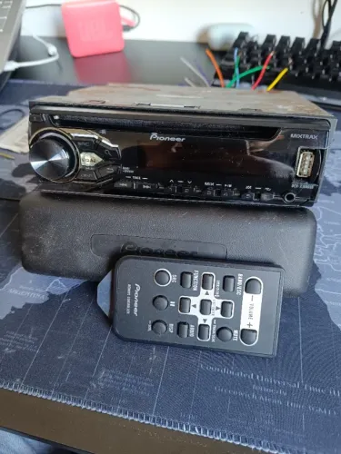 Som Pioneer para carro (USB, CD player, rádio)