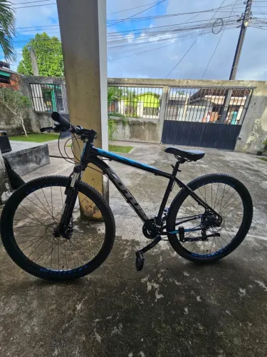 bicicleta aro 29 da marca Lotus, com quadro em alumínio na cor preta e azul.